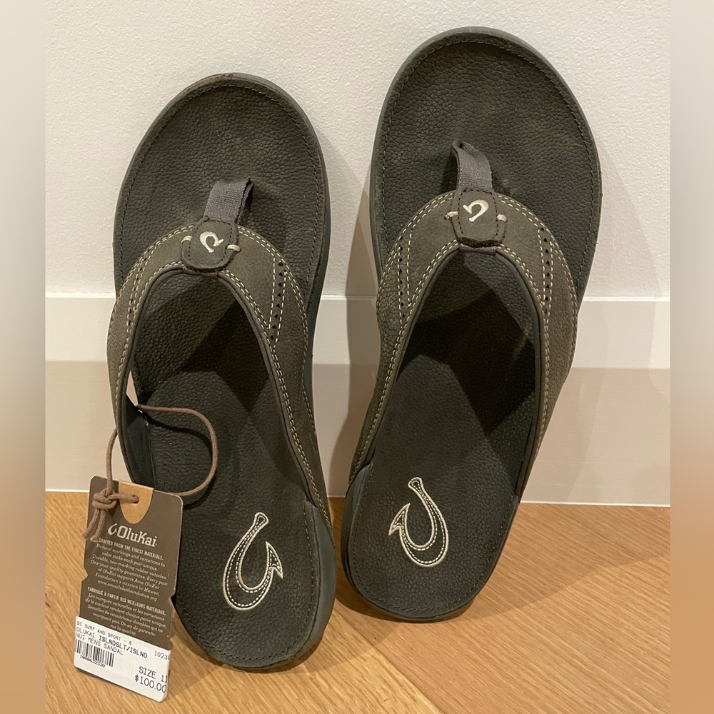New with Tags, Men’s size 11 OluKai sandals.